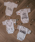 Gepersonaliseere Baby Geschenk Set - Jongen - Meisje - Houten Baby Klerenhanger - GEPERSONALISEERD