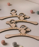 Gepersonaliseere Baby Geschenk Set - Jongen - Meisje - Houten Baby Klerenhanger - GEPERSONALISEERD