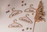 Gepersonaliseere Baby Geschenk Set - Jongen - Meisje - Houten Baby Klerenhanger - GEPERSONALISEERD